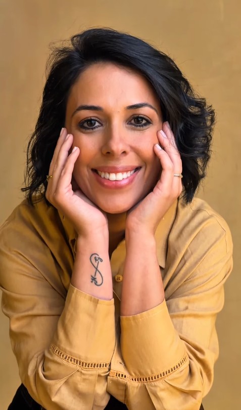 Dra. Carolina Queiroz em retrato acolhedor